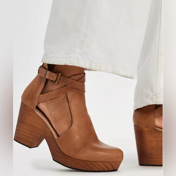 Free People Cedar Leather Buckle Platform Clogs
Tan New Without Box SZ 10 - Picture 6 of 14